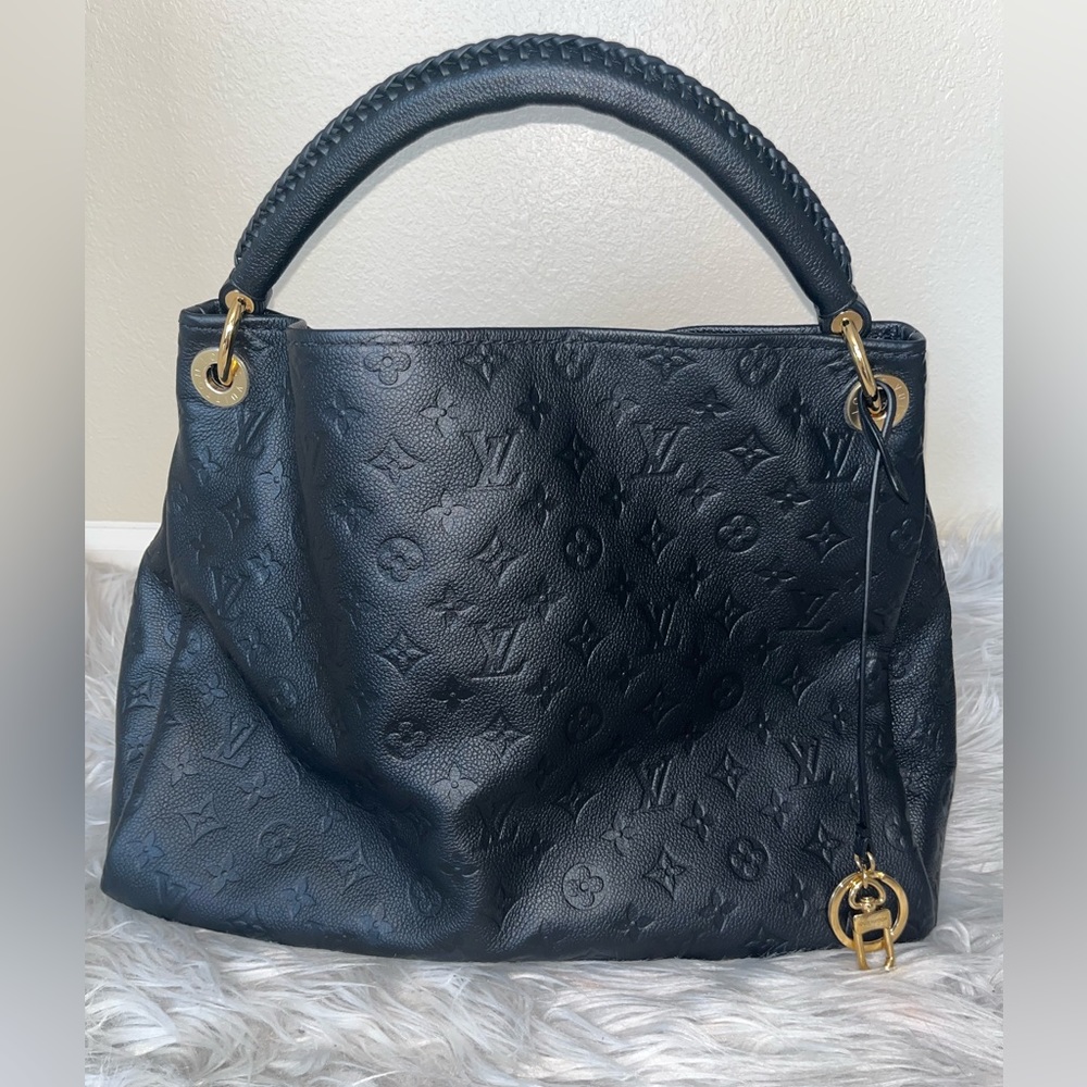 Authentic Louis Vuitton Empreinte Artsy MM Hobo Bag 💘